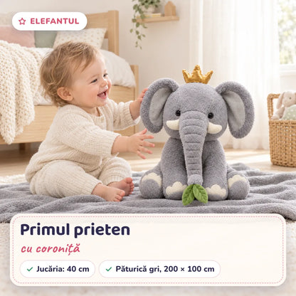 Bebeluș lângă Elefantul de pluș și păturica gri