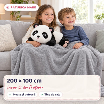 Copii înveliți cu păturica mare și jucăria Panda
