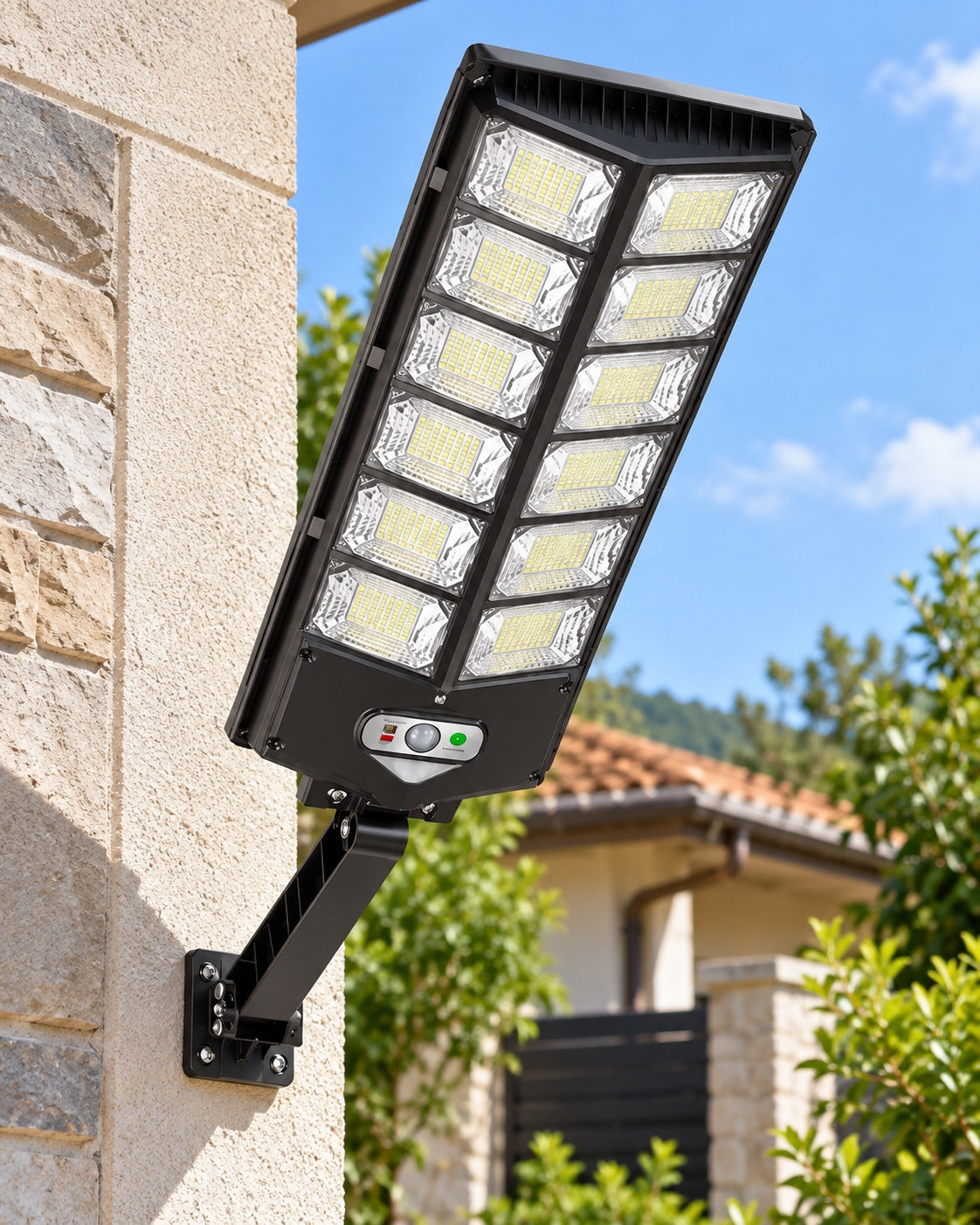 Montajul lămpii solare W789B-6 pe un perete exterior